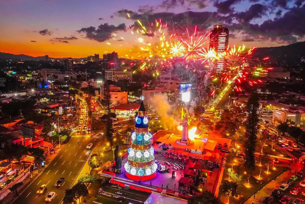 Inauguración del Árbol Navideño de El Salvador del Mundo 