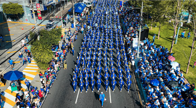 Desfile año nuevo por Banda El Salvador