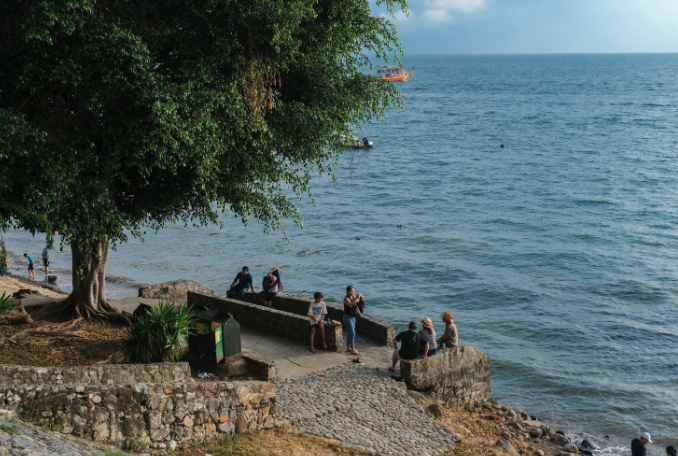 AMANECER EN EL LAGO ATITLAN